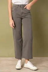 Pantalón de denim color gris topo, de corte ancho y tiro alto.