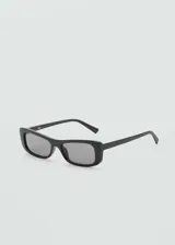 Gafas de sol de diseño rectangular con montura de pasta negra y lentes oscuras.