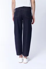 Pantalón de jean de corte recto color azul oscuro.