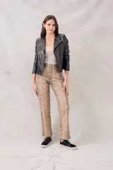 Pantalón de jean de corte recto con estampado de piel de serpiente en tonos beige y marrón. Tiene tiro medio y cierre frontal con botones.