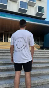 Remera blanca de algodón con estampado en la espalda con la frase "Everything's Nice" y un smiley face.