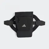 Bolso de running Adidas color negro, diseñado para llevar en la cadera. Cuenta con un bolsillo principal con cierre de solapa y un compartimento elástico para objetos personales, con correa ajustable y logo de la marca estampado en el frente.