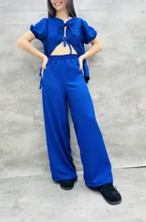 Pantalón palazzo azul con cintura elástica.