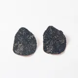 Caravanas de diseño irregular completamente cubiertas de cristales negros brillantes.
