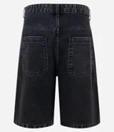 Bermuda de jean estilo baggy, color negro gastado, con bolsillos, cierre de botón y cremallera, y pespuntes contrastantes.