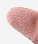 Pantufla cerrada de mujer confeccionada en tejido de peluche suave, con suela de goma termoplástica.