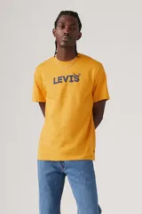 Remera de mangas cortas color naranja con logo Levi's estampado en el pecho.