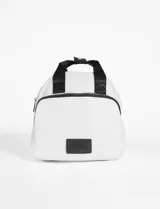 Mochila color tostado con textura símil cuero, bolsillo frontal con cierre, asa corta superior y tiras traseras regulables.