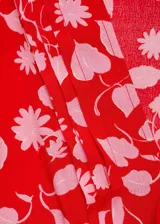 Blusa roja con estampado de flores rosas, escote en V con lazos y mangas 3/4.
