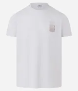 Remera deportiva blanca de poliéster con cuello redondo, mangas cortas y estampa geométrica en el pecho.