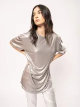 Remera blanca oversized de tela elastizada con tajos laterales y escote redondo.