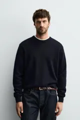 Jersey de punto de cashmere con corte regular fit, cuello redondo y manga larga. Presenta acabados en rib en puños y ruedo.