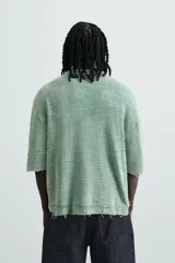 Polo de punto de algodón, color verde menta con efecto lavado que le da un aspecto desgastado y texturizado. Presenta un corte relajado (relaxed fit), cuello solapa con abertura frontal en V y mangas cortas.