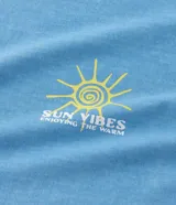 Remera de hombre, corte comfort, manga corta, color celeste con efecto desteñido y un pequeño estampado frontal de un sol sonriente.