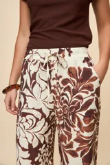 Pantalón ancho estampado de corte amplio y fluido, con cintura elastizada y lazo ajustable.