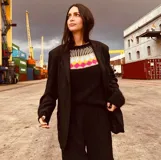 Sweater de punto grueso color negro con diseño geométrico multicolor en el pecho y cuello. Tejido a mano.