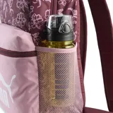 Mochila Puma Phase AOP con estampado floral en tonos bordó y rosa claro. Cuenta con un compartimento principal con cierre y un bolsillo frontal con cierre y el logo de Puma en blanco.