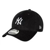 Gorra de visera curva New Era modelo 9Forty M-Crown, confeccionada en tela de pana color negro. Presenta el logotipo bordado de los New York Yankees en color blanco en el frente y el logo de la marca en el lateral.
