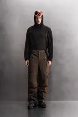 Sudadera de corte regular fit confeccionada en tejido polar con textura efecto pelo. Presenta cuello subido con capucha integrada, manga larga ranglán y acabados con cinta elástica. El bajo es asimétrico, siendo más largo en la parte posterior.