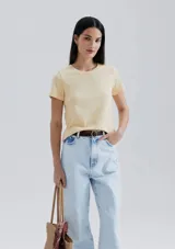 Remera verde claro de algodón, de corte clásico y mangas cortas.