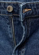 Jeans wide leg de tiro alto en color azul clásico, con diseño de cinco bolsillos, trabillas para cinturón y cierre frontal con cremallera y botón.