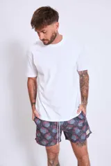 Short de baño celeste con estampado de motivos playeros en azul marino.