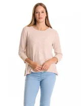 Buzo de tejido soft color beige con textura jaspeada, cuello redondo, mangas tres cuartos con detalle de botones en los puños y tajos laterales en el ruedo.