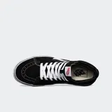 Championes de caña alta Vans SK8-HI, color negro con detalles en blanco y rojo.