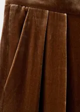 Pantalón de terciopelo marrón, de tiro regular y corte recto y amplio con estructura fluida.