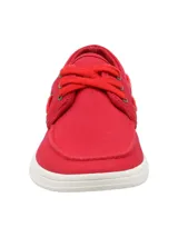 Zapatilla estilo náutico confeccionada en lona de algodón color rojo, con cordones al tono y suela de goma blanca.