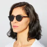 Lentes de sol Izipizi modelo #D Sun con armazón redondo de diseño carey, patillas flexibles con bisagras de muelle y cristales oscuros con protección UV categoría 3.
