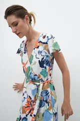 Vestido midi cruzado con estampa floral multicolor y cinturón.