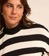 Blusa de tejido rib, ajustada al cuerpo, con cuello alto y mangas cortas. Presenta un estampado de rayas horizontales anchas en blanco y negro.