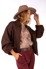 Remera de manga corta con diseño de lentejuelas en color rosado, cuello redondo y ajuste holgado.