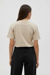 Remera de algodón, manga corta y cuello redondo, con estampado frontal en colores vibrantes.