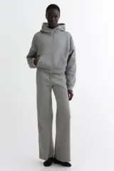 Pantalón deportivo de felpa con corte acampanado, cintura elástica con cordón ajustable e interior cepillado suave.