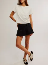 Short pollera negro de denim con tablas.