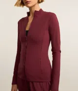 Campera deportiva Get Over de cuello alto, con cierre frontal por cremallera y bolsillos laterales. Confeccionada en tejido técnico de poliamida y elastano, ideal para actividades físicas.