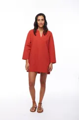 Vestido corto color ladrillo, de corte recto y mangas 3/4.