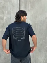 Remera negra oversize con estampado geométrico en la espalda y logo 'Osten' en la parte inferior.