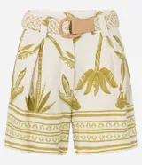 Short de cintura alta con estampado de cocoteros y elementos étnicos, trabillas en la cintura, cierre tradicional, pliegues y bolsillos falsos atrás. Incluye cinturón de rafia artificial con hebillas de argollas.