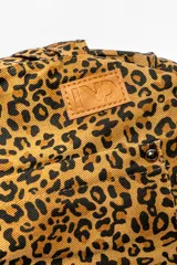 Bolso tipo tote con diseño amplio y estampado animal print de leopardo en tonos marrones y negros. Cuenta con doble asa superior y un bolsillo frontal con solapa.
