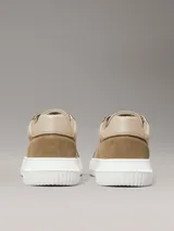 Zapatillas urbanas Calvin Klein confeccionadas en lona de algodón reciclado color beige, con detalles en gamuza y cuero al tono. Presentan suela gruesa de goma blanca y el logo CK bordado en el lateral.