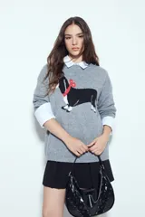 Sweater de punto color gris con diseño estampado de un perro salchicha en el frente. Presenta cuello redondo, mangas largas y un calce relajado.