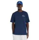 Remera de algodón color azul marino, con cuello redondo y mangas cortas. Presenta un pequeño diseño gráfico estampado en el pecho izquierdo.