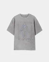 Remera de corte oversize color gris con efecto stone wash. Presenta un estampado gráfico central enmarcado en un recuadro negro, que muestra una silueta humana rodeada por líneas curvas de color violeta y el texto 'FIG. 1 LOS DE AFUERA SON DE PALO'.