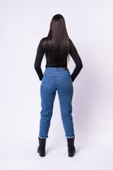 Pantalón tipo mom fit de denim rígido en lavado oscuro, con tiro alto, cierre frontal con botón y bolsillos laterales y traseros.