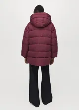 Chaqueta puffer estilo acolchado color bordó, con capucha ajustable y cierre frontal con cremallera.