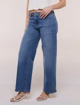 Jean de denim azul de tiro alto, corte wide leg con pierna ancha recta, con cinco bolsillos tradicionales, presillas para cinturón y cierre frontal con botón y cremallera.