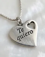 Collar de plata 925 con cadena fina y dije central en forma de corazón con la inscripción 'Te quiero' y un pequeño calado en forma de corazón.